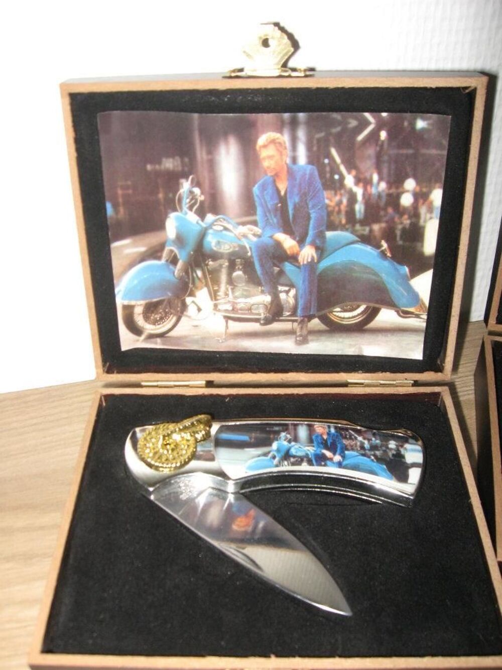 Coffret en bois contenant un couteau 