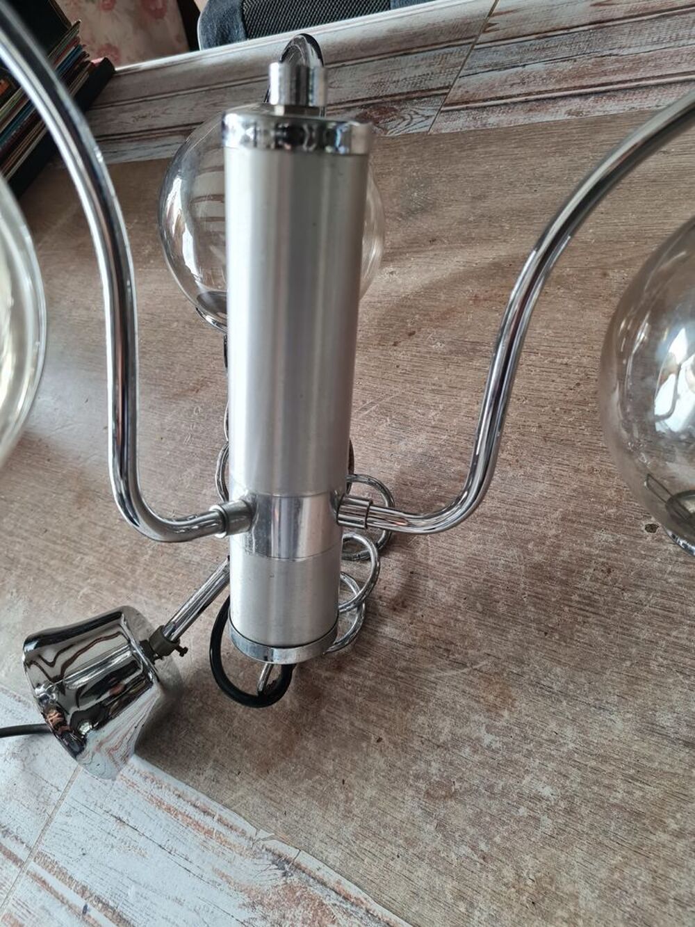 Lustre armature metal , 3 boules globes fum&eacute;es Décoration