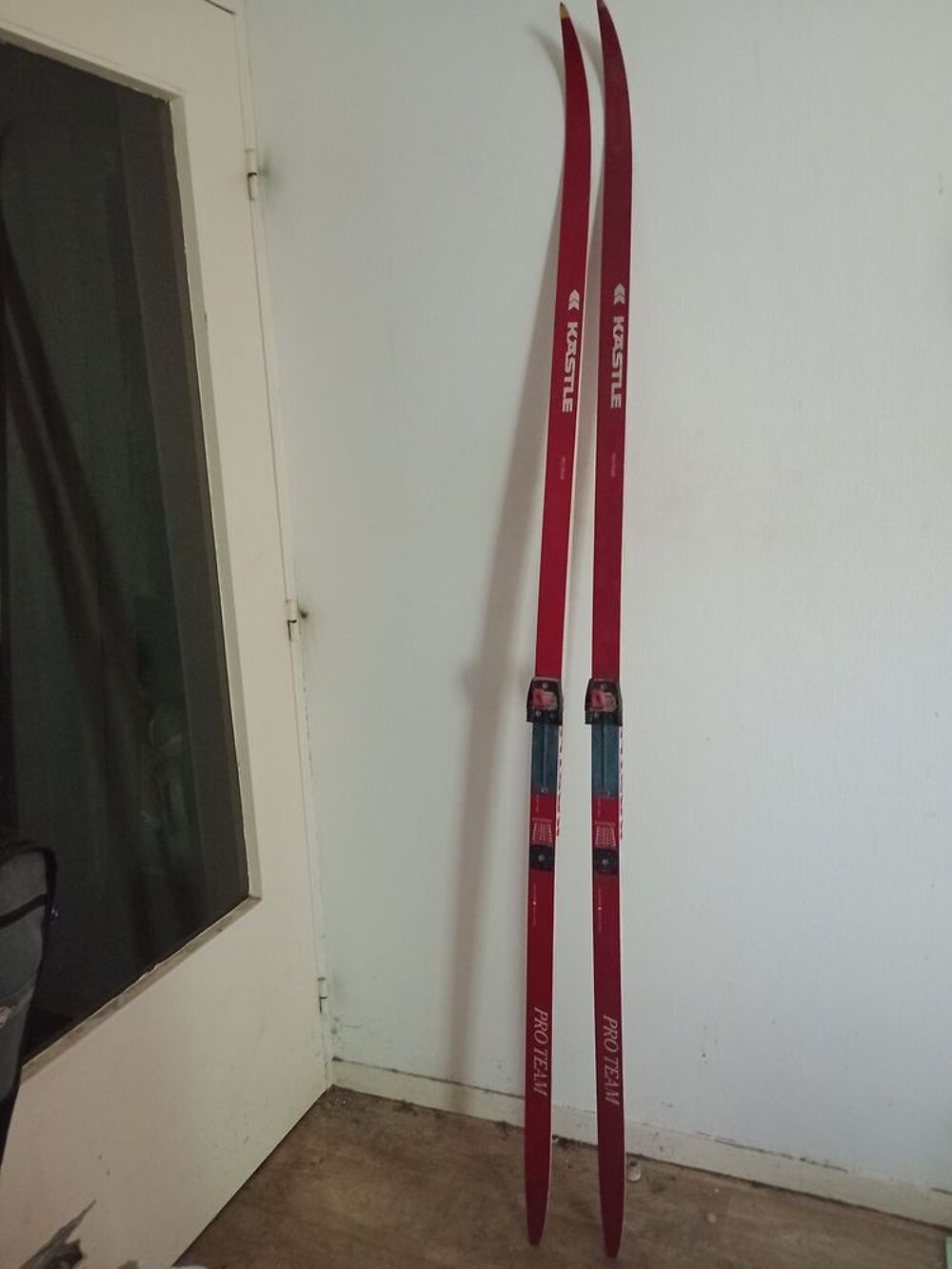 Ventes de skis kastle proteam avec b&acirc;tons de skis. Sports