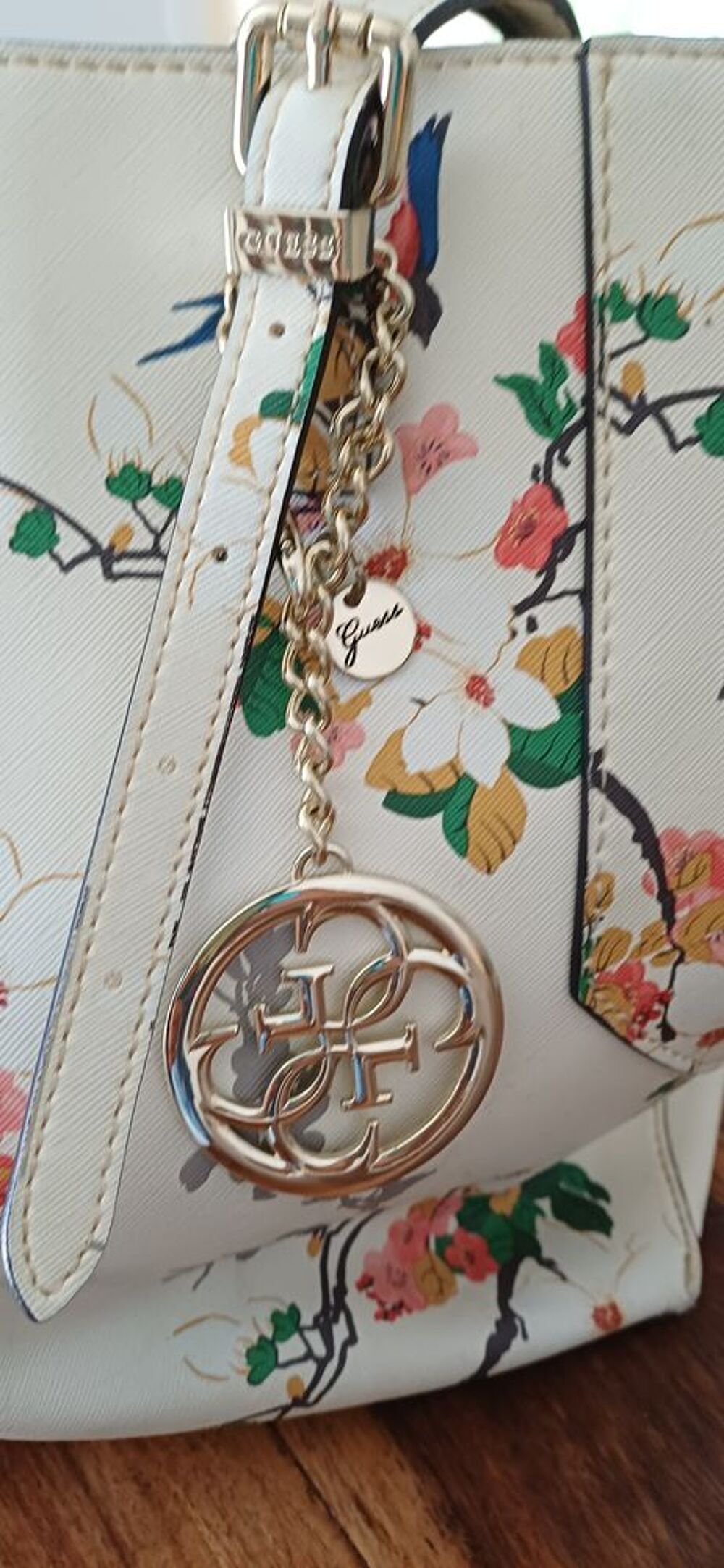 joli sac "marque Guess' blanc , fleur et colibri Maroquinerie