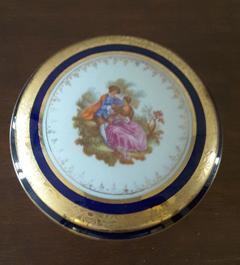 Poudrier -Sc&egrave;ne galante - D&eacute;cor main - R - France Décoration