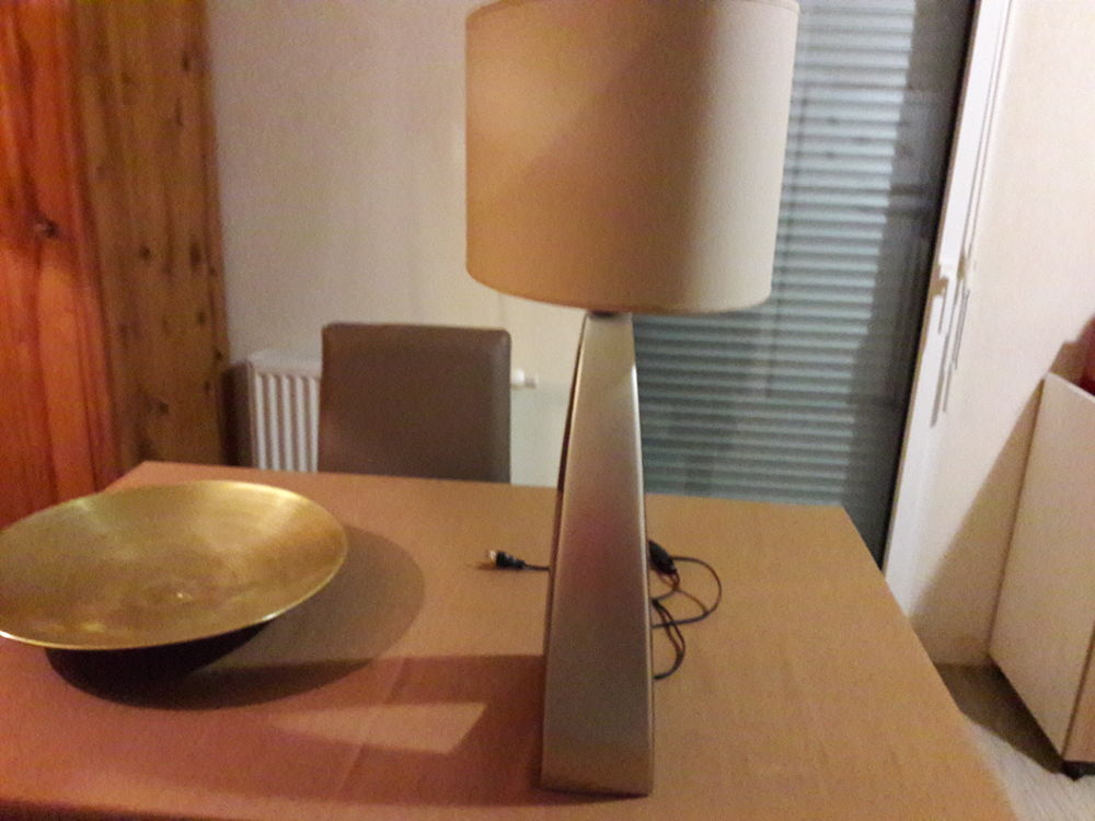 lampe marron et dor&eacute; Décoration