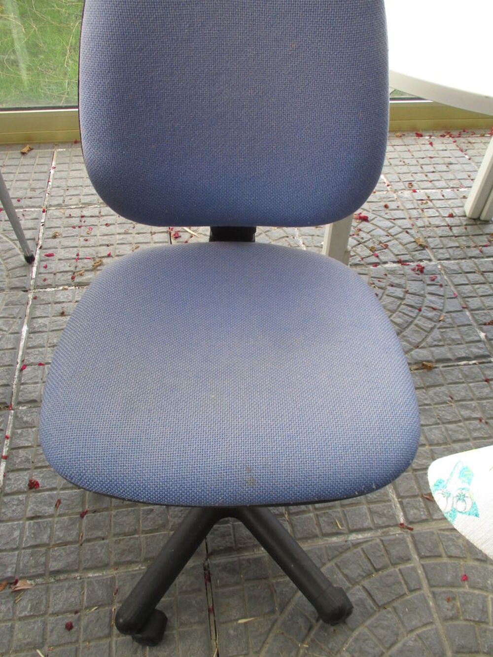 chaise avec roulettes et r&eacute;glable bleue ou rose = 10 euros Meubles