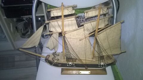 GRANDE maquette de bateau 3 mats 
GOLETA Siglo XIX 
48 cm 30 Talange (57)