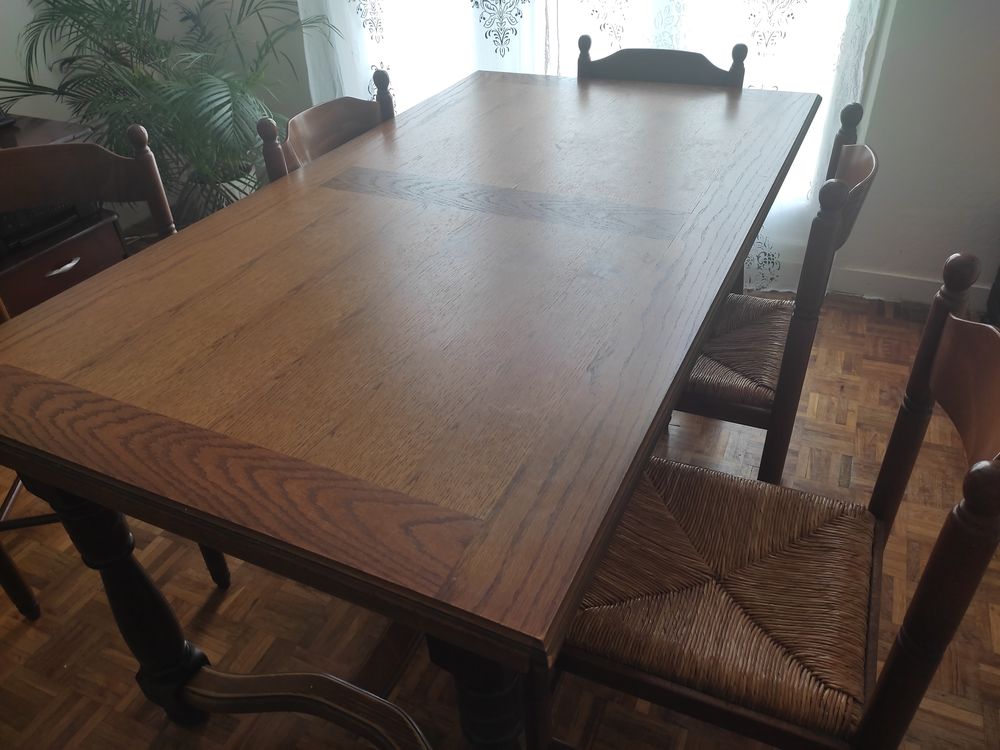 Table en bois et ses chaises Meubles