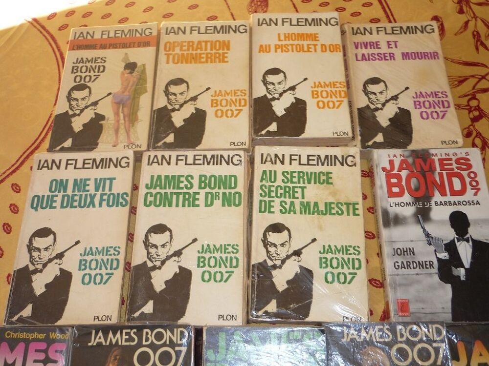 14 LIVRES DE POCHE SERIE "JAMES BOND" Livres et BD