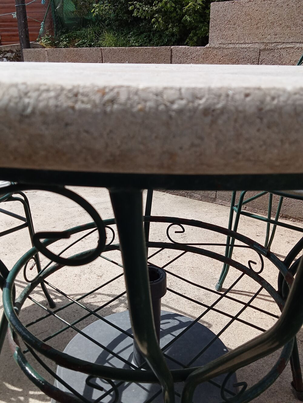 Table pierre et quatres chaises Meubles