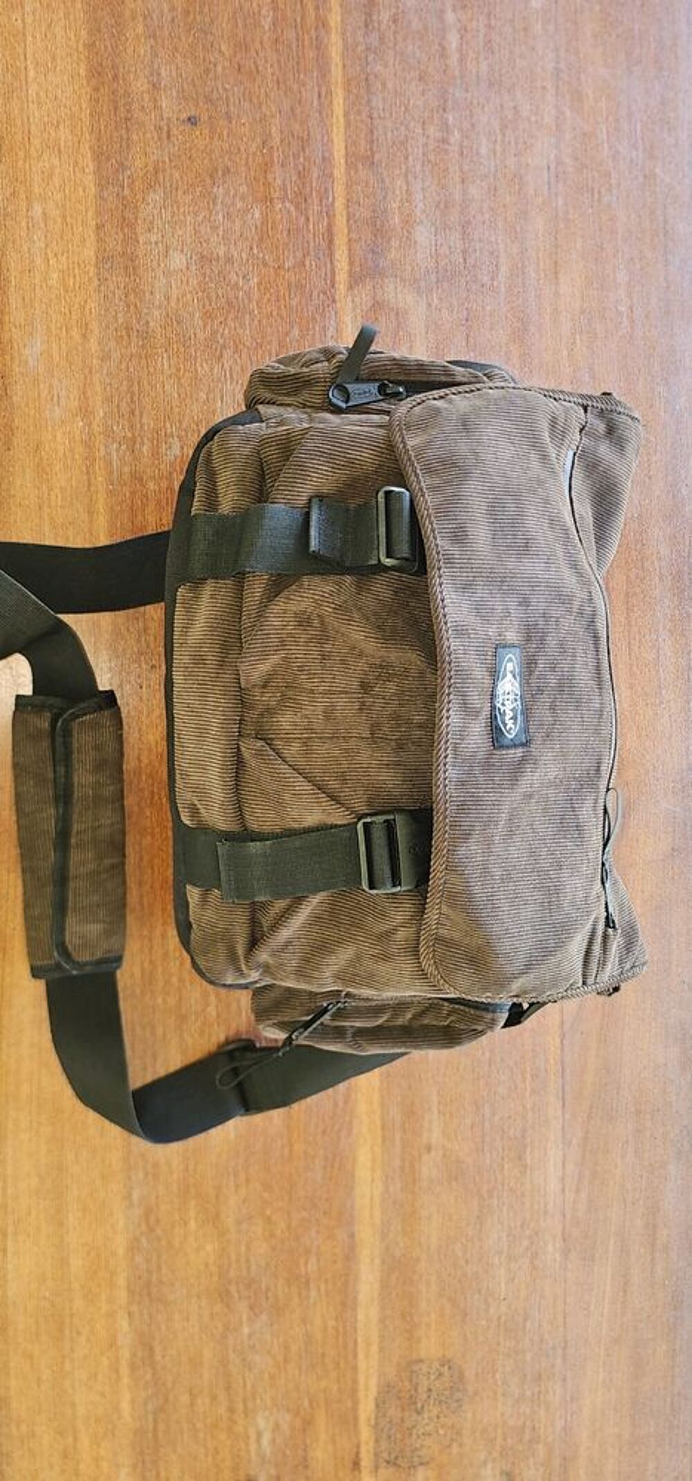 - Sac Eastpak Vintage en velours c&ocirc;tel&eacute; - 20 € Maroquinerie