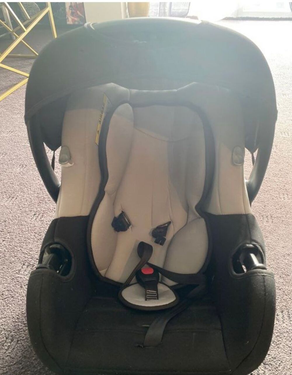 Si&egrave;ge/chaise auto b&eacute;b&eacute; Puériculture