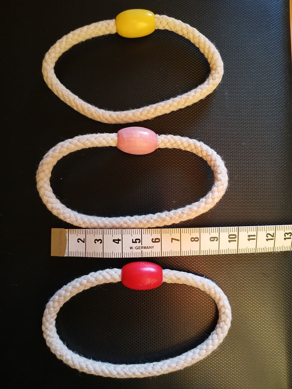 LOT DE 3 BRACELETS DE CORDE AVEC PERLE EN BOIS Bijoux et montres