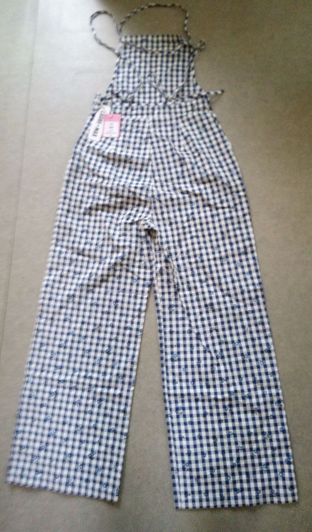 Pantalons femme neuf jamais port&eacute;. Sur Amiens Rivery.
Vêtements