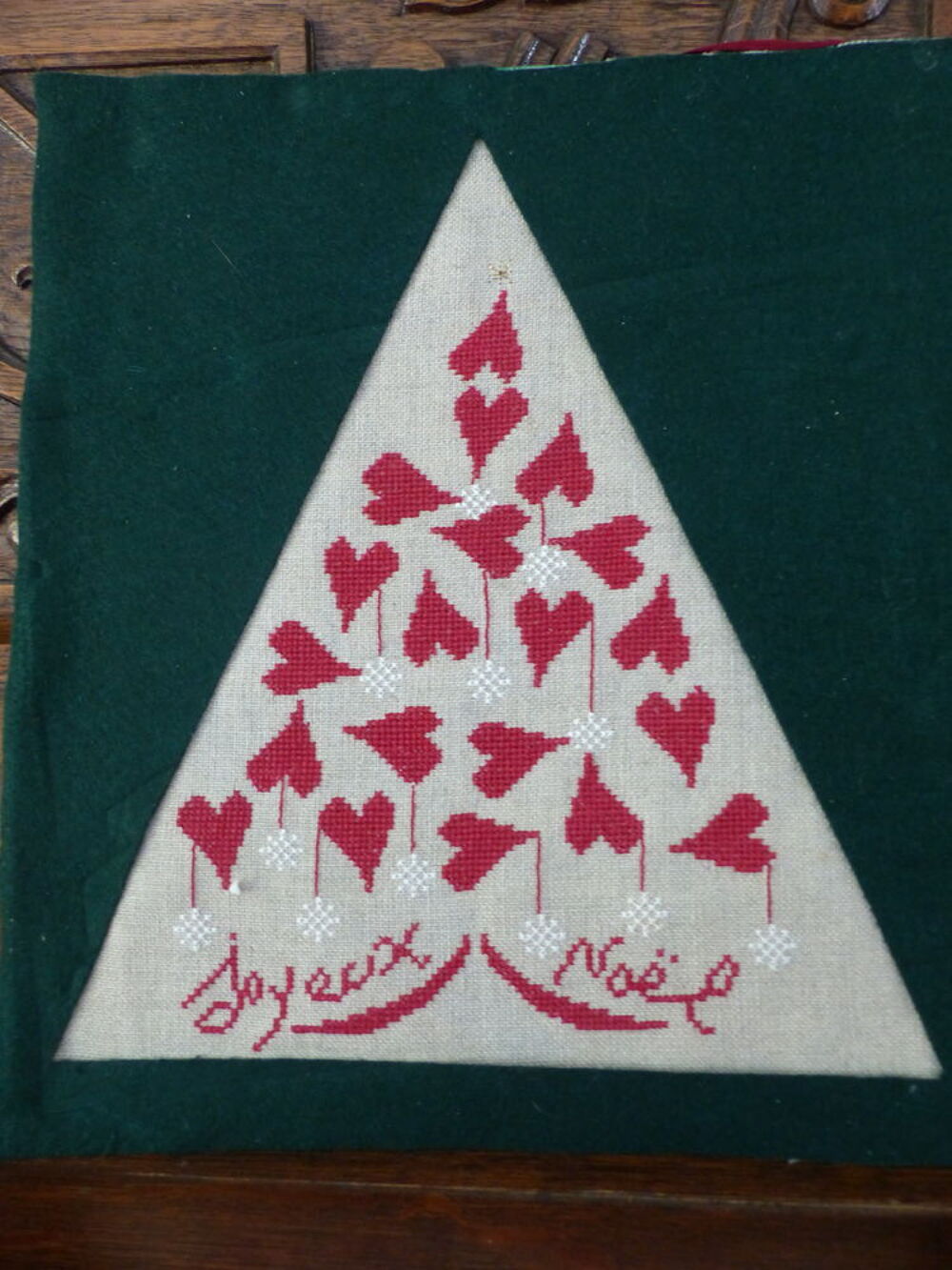 " Joyeux No&euml;l" et ses sapins
au POINT DE CROIX Décoration