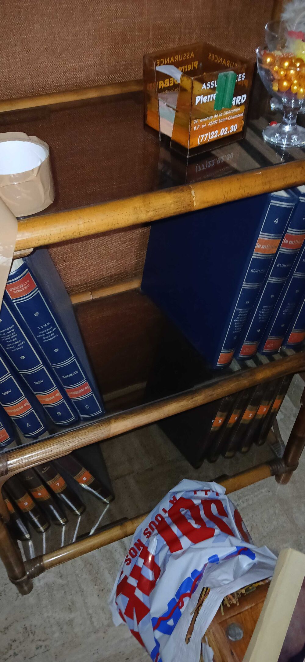 Biblioth&egrave;que en rotin fonc&eacute;. Tr&egrave;s bon &eacute;tat. Meubles