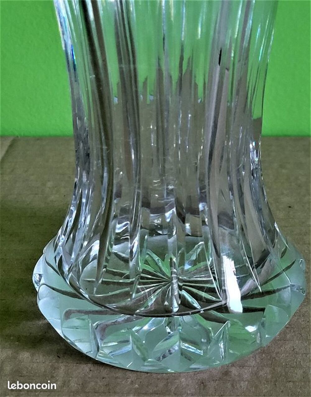 Ancien vase &agrave; facettes en cristal Décoration