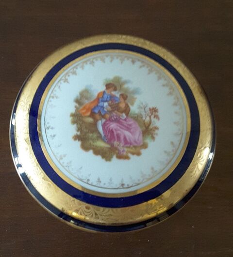 Poudrier -Scène galante - Décor main - R - France 20 Limoges (87)