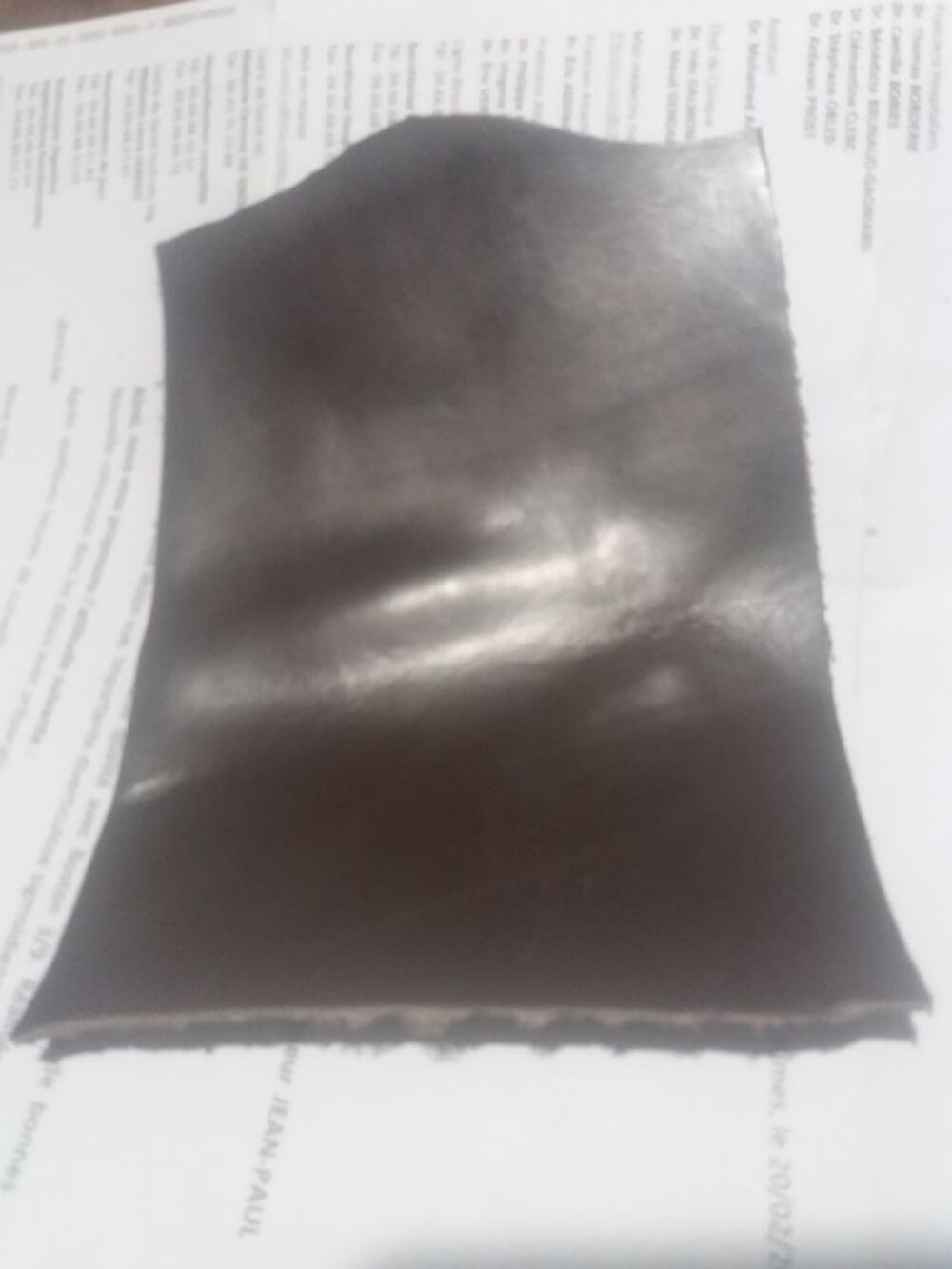  10 Pi&egrave;ces de cuir de 2 M2 et 2 mm chacune couleur bordeaux Maroquinerie