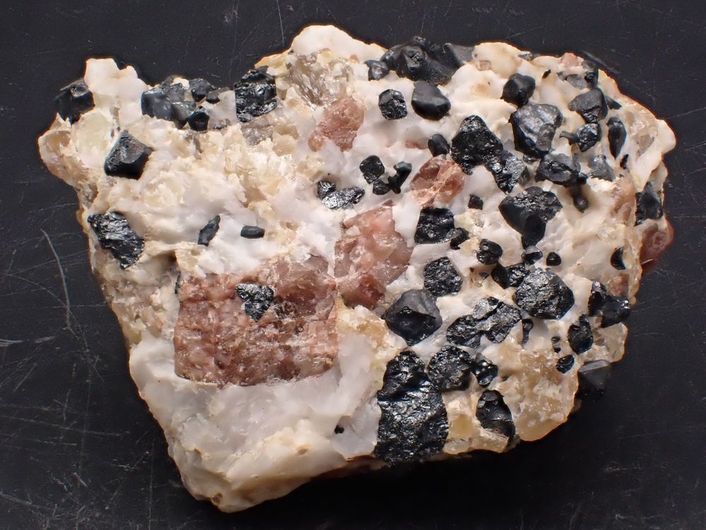 Franklinite &amp; Vill&eacute;mite &amp; Calcite &amp; Microcline (vive fluores 