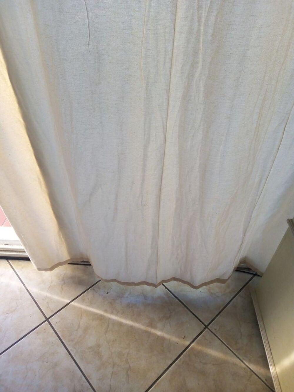 Lot de 4 rideaux 3 suisses beige avec fleurs noires Décoration