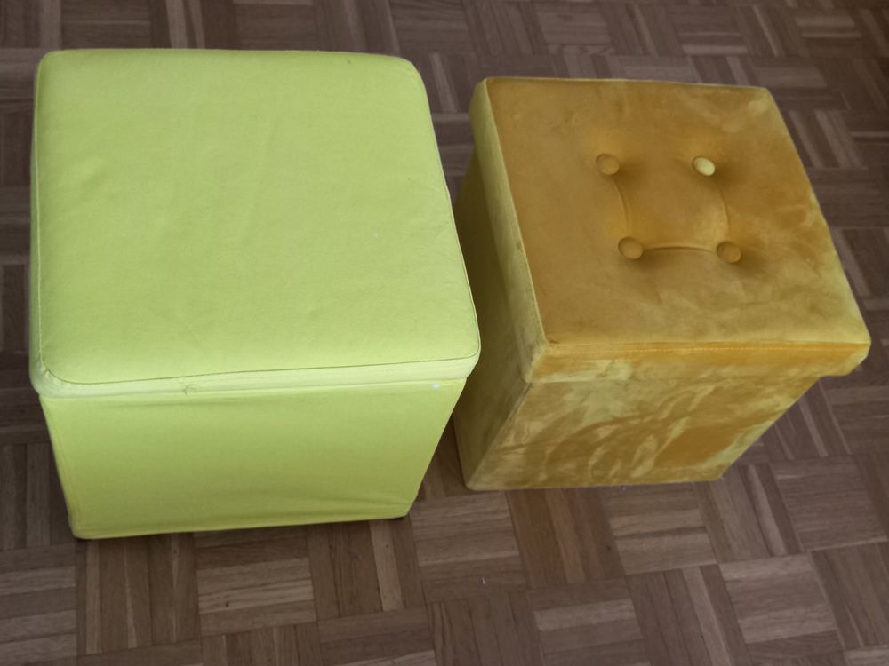 Poufs jaunes. Meubles