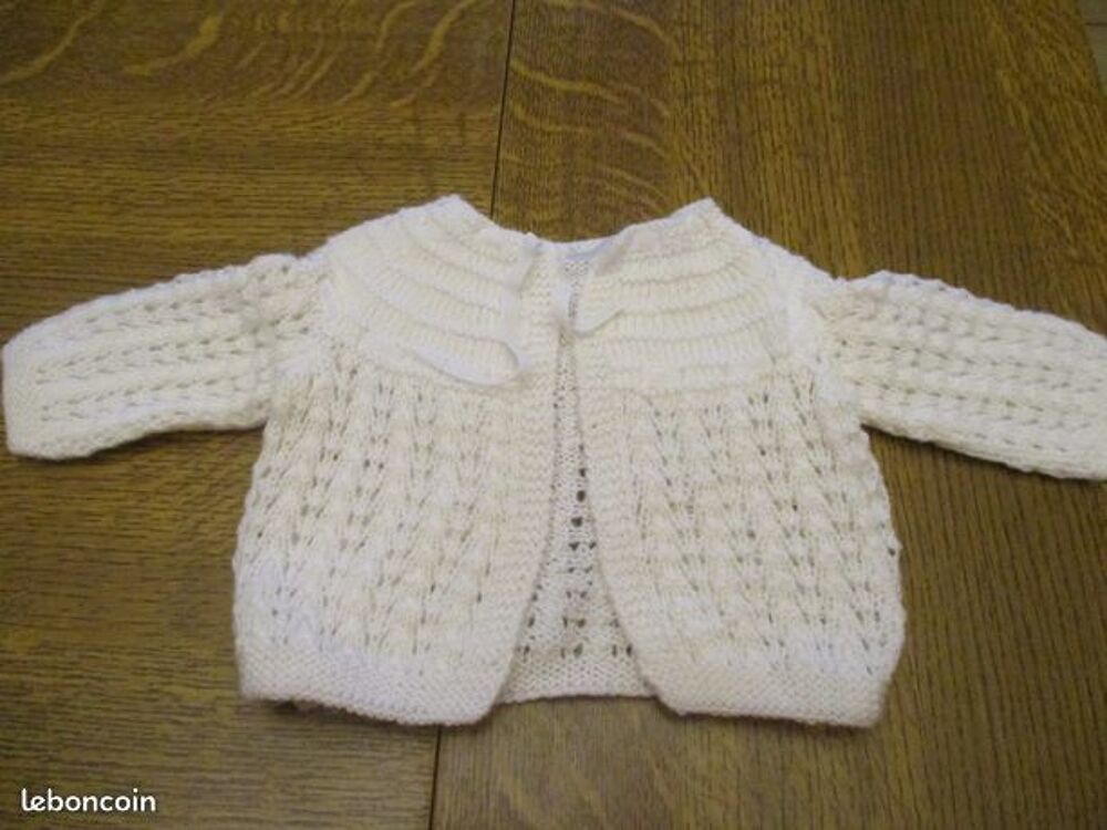 Brassi&egrave;re blanches 1 mois avec cordon blanc Vêtements enfants