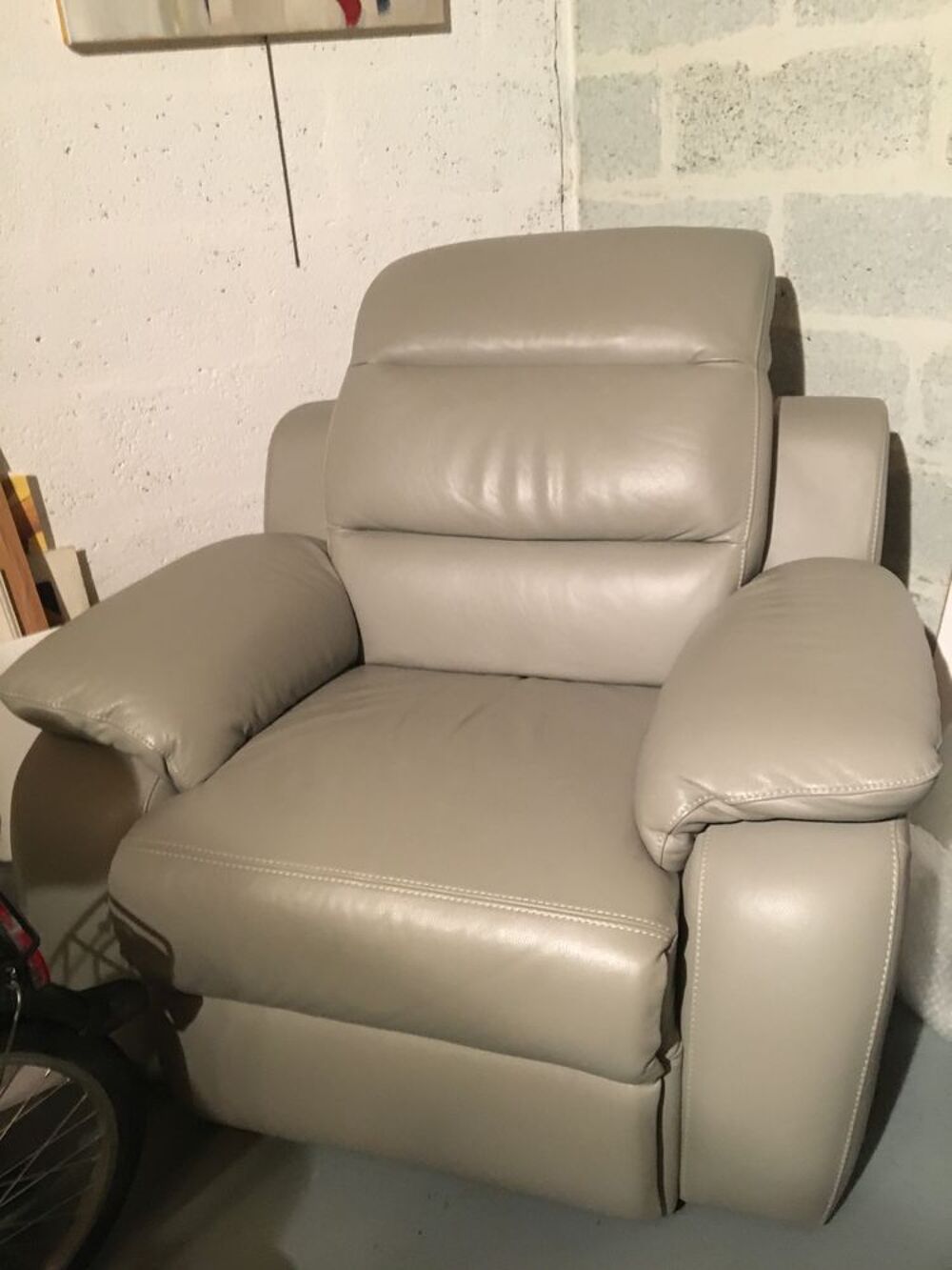 Deux tr&egrave;s beaux fauteuils en cuir Meubles