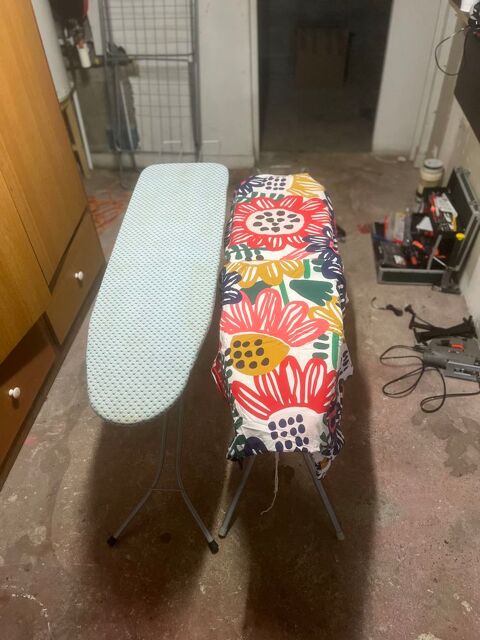 Lot 2 tables �  repasser �  1 bon �tat + 1 offerte Loud�ac (22)