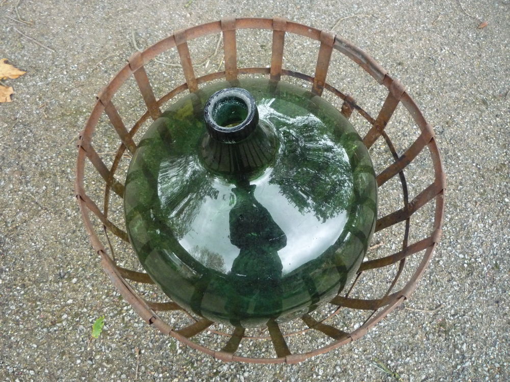 Grande bonbonne verte dans sa corbeille en fer
Décoration