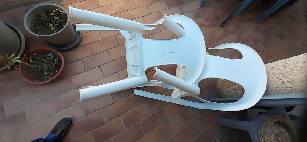 Deux chaises de jardin en plastic blanc Jardin