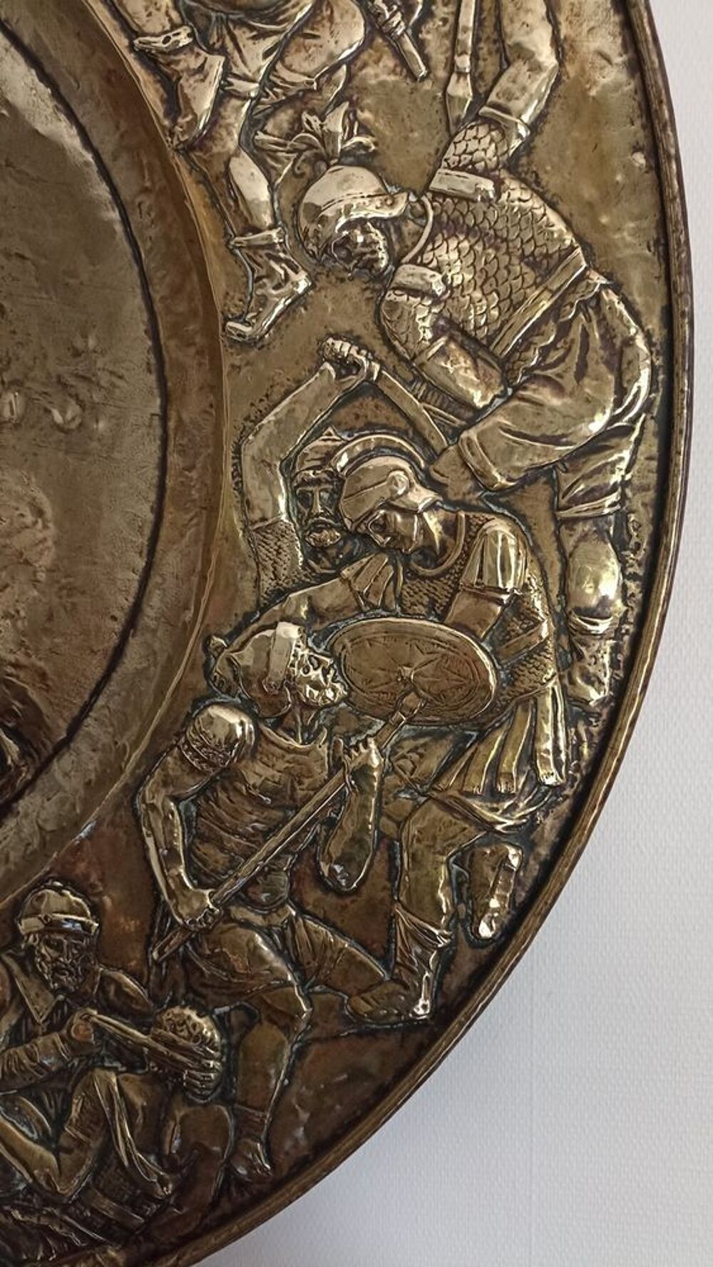 GRAND PLATEAU EN CUIVRE REPOUSSE D�coration