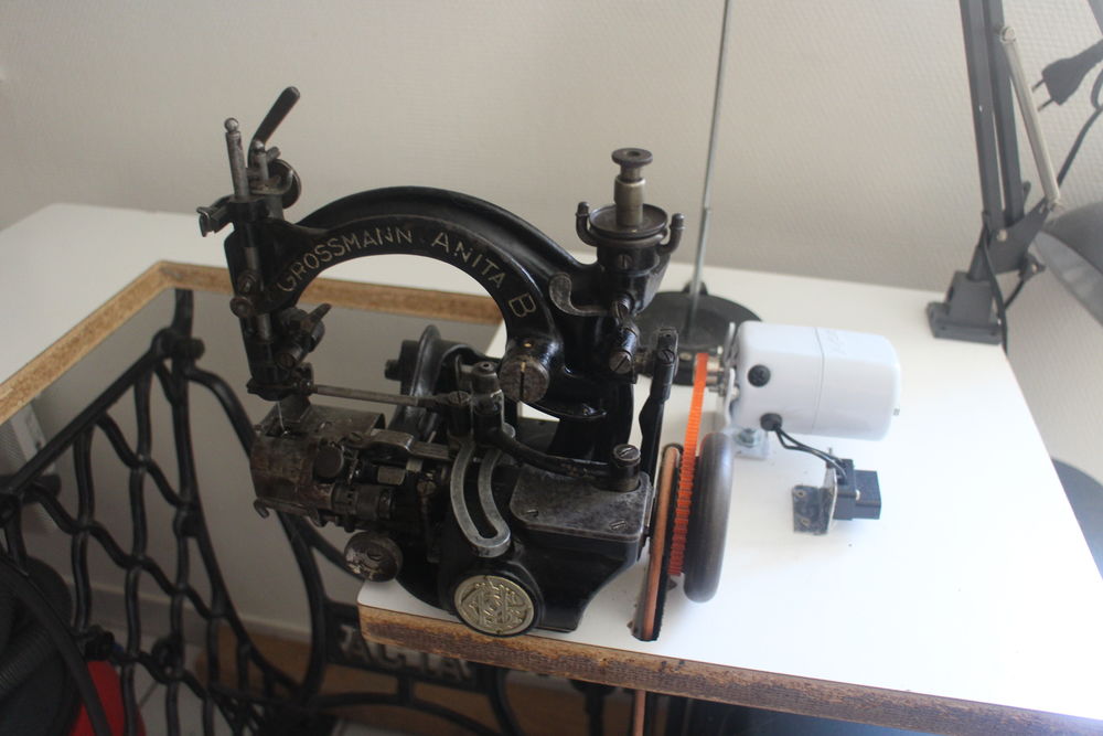 Ancienne machine &agrave; paille chapeaux Vêtements