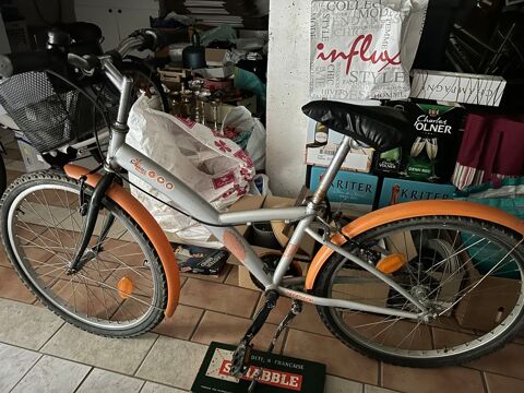 vélo vtc de couleur gris et orange 25 Pacé (35)