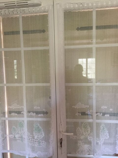 Deux rideaux blancs avec un motif d'arbres 10 N�mes (30)