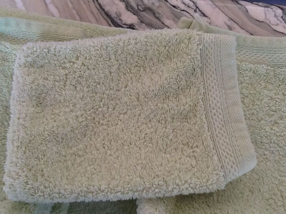 8 SERVIETTESQ DE TOILETTE + 8 GANTS Vêtements