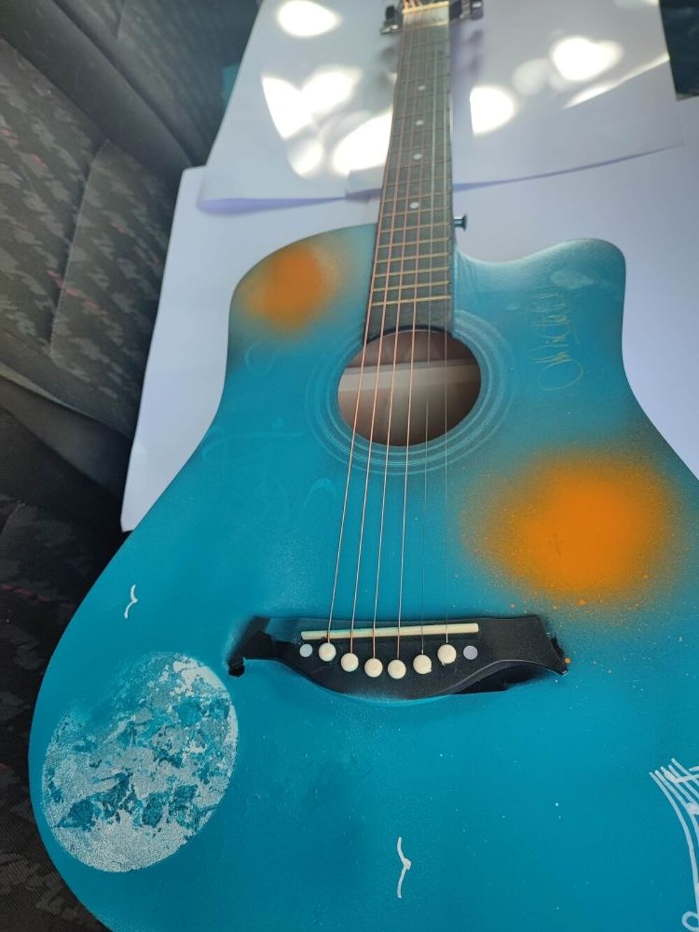 Guitare acoustique, 01 Accordeur, 01 Support, 01 Housse 
Instruments de musique