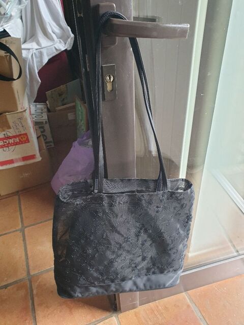 Grand Sac noir en dentelle sur le devant 13 Mouxy (73)