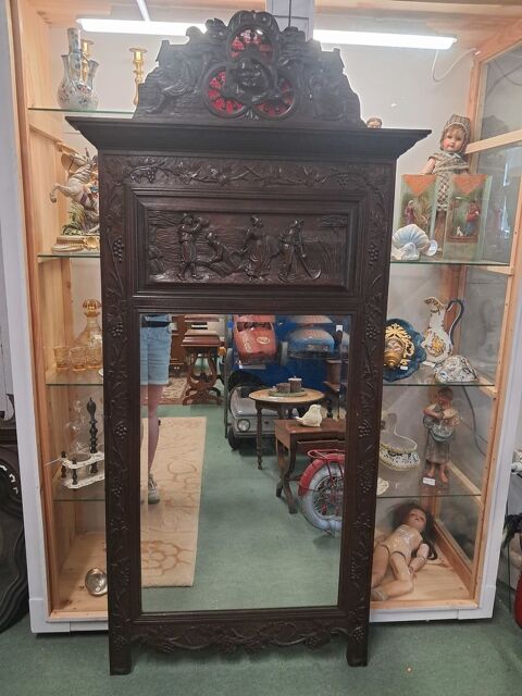 Miroir ancien, richement sculpté en chêne Château-l'Évêque (24)