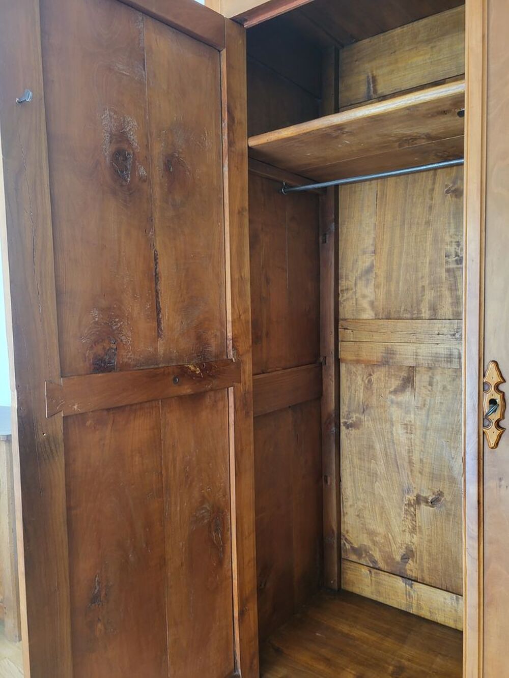 ARMOIRE EN MERISIER MASSIF - EPOQUE XIXe Meubles