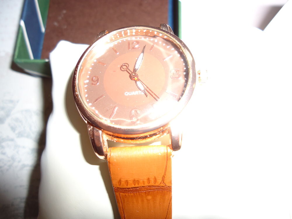 MONTRE DANS SON COFFRET NEUF Bijoux et montres