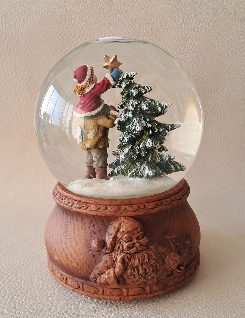 boule &agrave; neige avec d&eacute;cor de No&euml;l 
Décoration