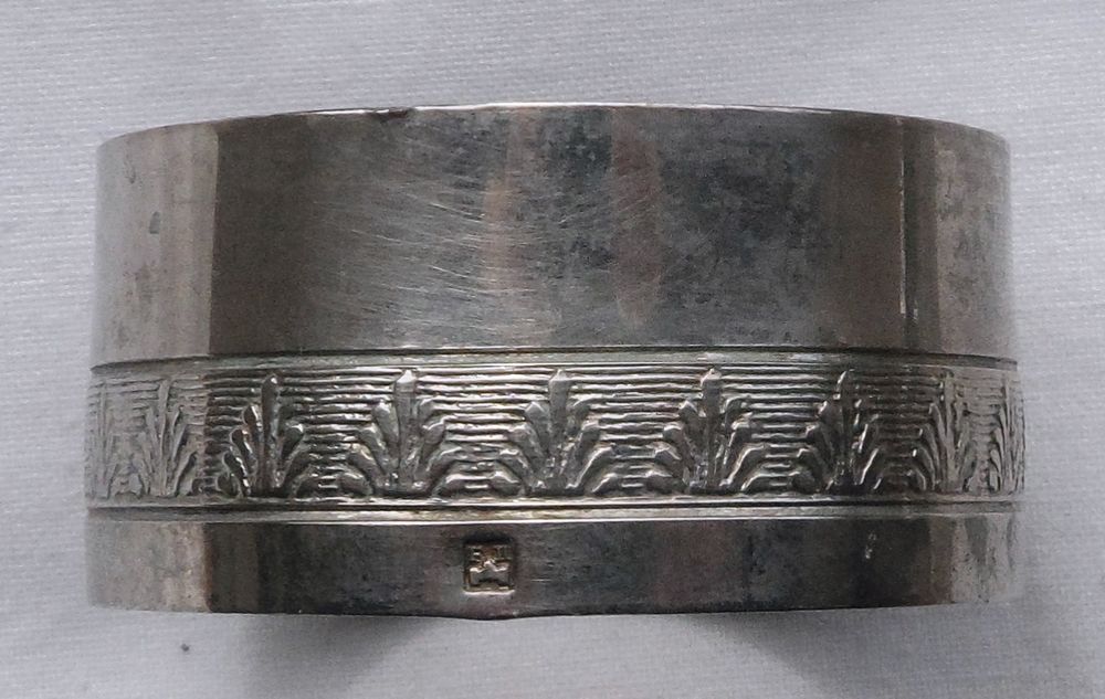 Rond de serviette ancien en m&eacute;tal argent&eacute; avec poin&ccedil;on
Cuisine