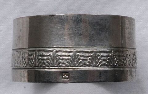 Rond de serviette ancien en métal argenté avec poinçon
50 Castries (34)