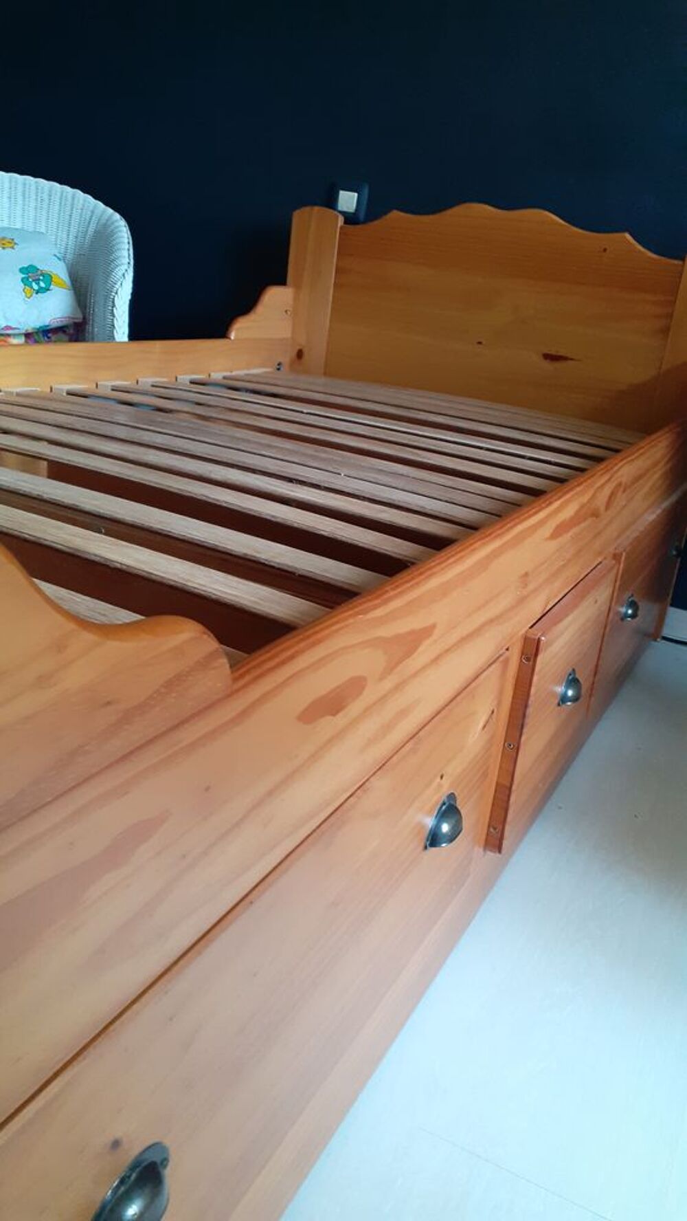 Lit bateau avec tiroir.En bois de tr&egrave;s bonne qualit&eacute;. Meubles