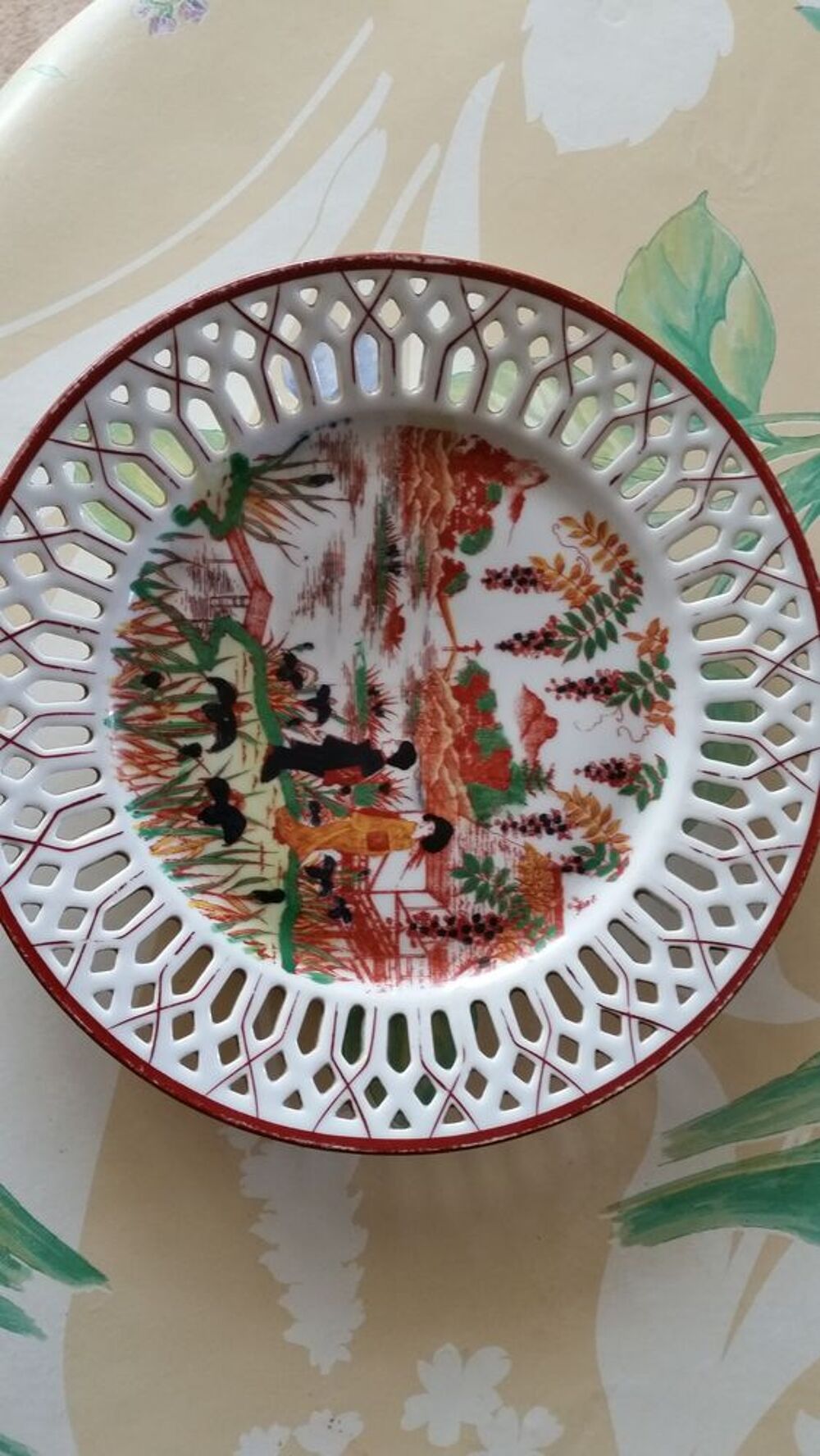 Assiette chinoise aux bords ajour&eacute;s Cuisine