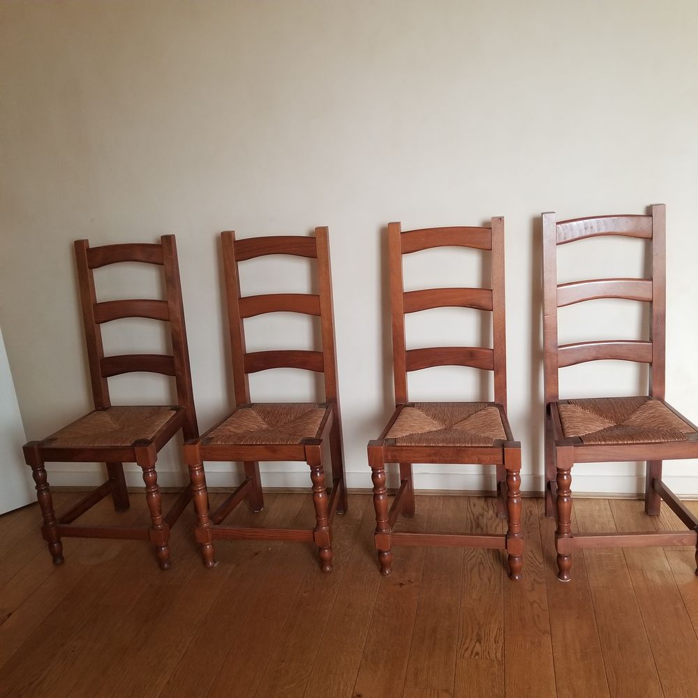 LOT DE 4 CHAISES DE FABRICATION ARTISANALE Meubles