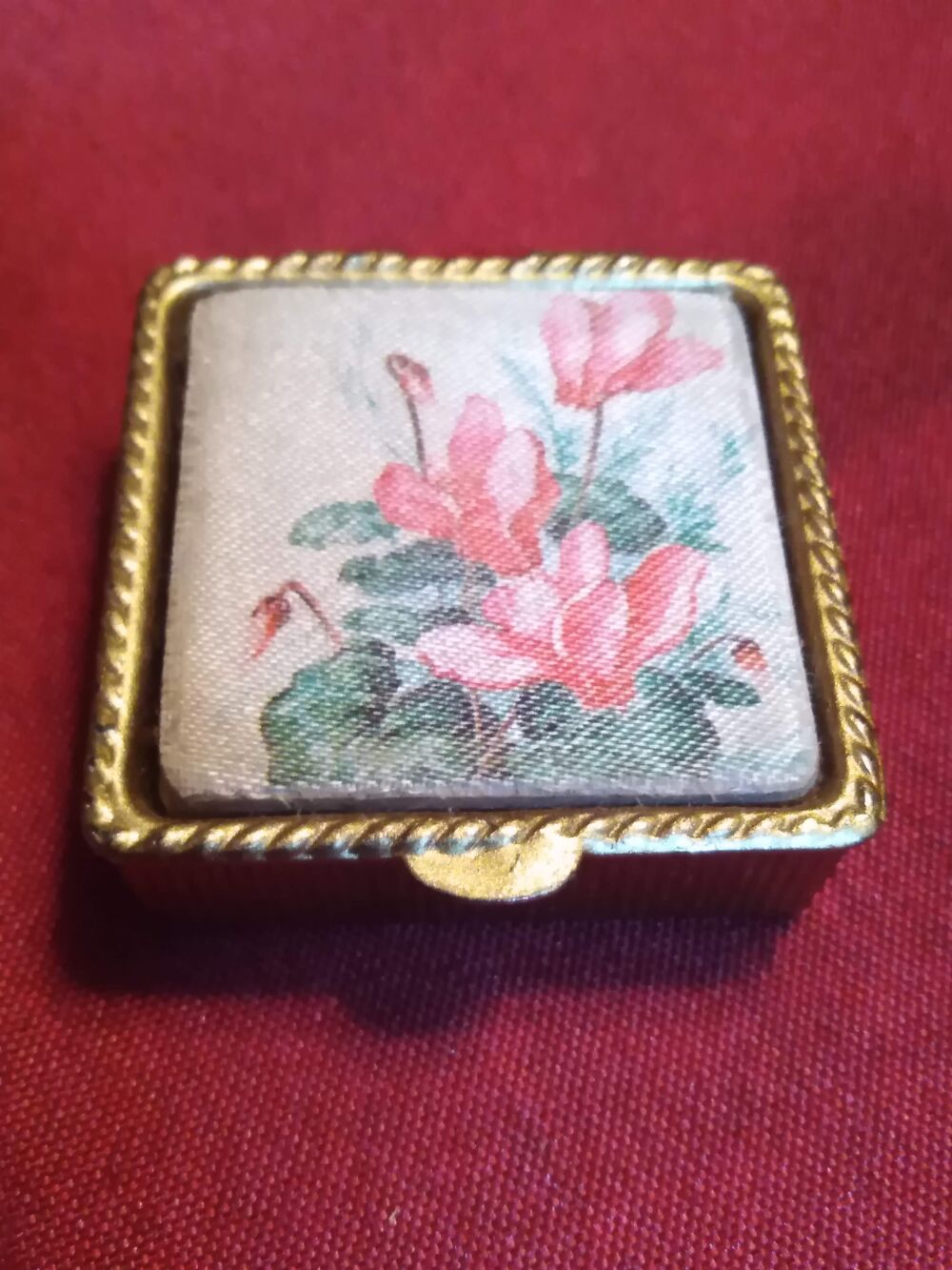 Boite pilule carr&eacute;e en laiton avec des cyclamens Décoration