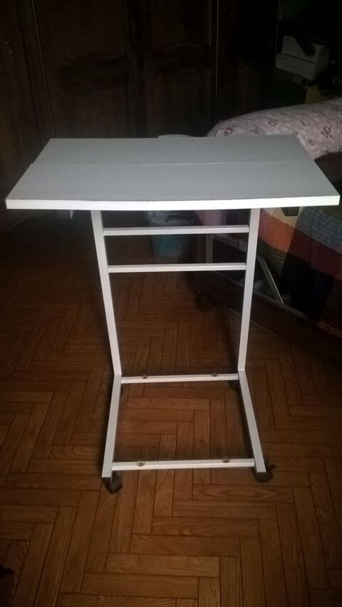 Tablette de lit/d' appoint  roulettes. 10 Flers-en-Escrebieux (59)