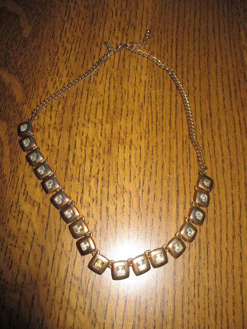 Collier avec 18 petits carrés et brillants fantaisies neuf 0 Mérignies (59)