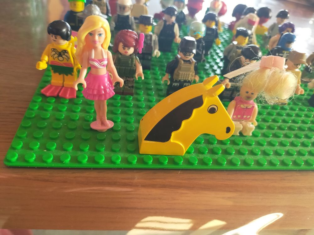 des personnages LEGO par lots de dix Jeux / jouets