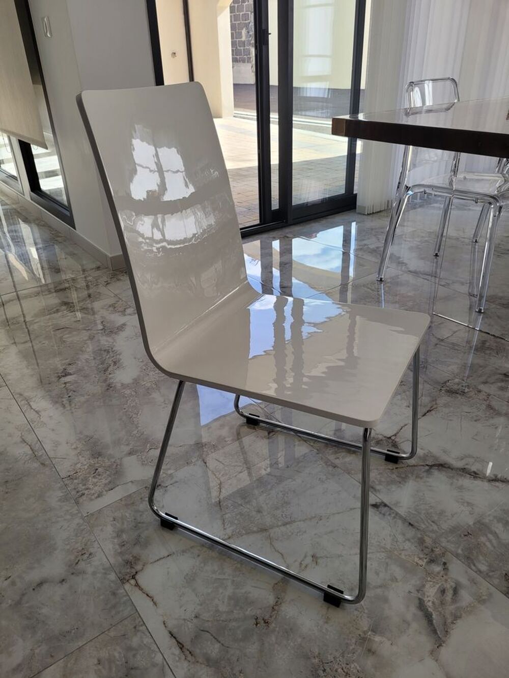 &Eacute;l&eacute;gante table extensible laqu&eacute;e blanche avec 6 chaises mode Meubles