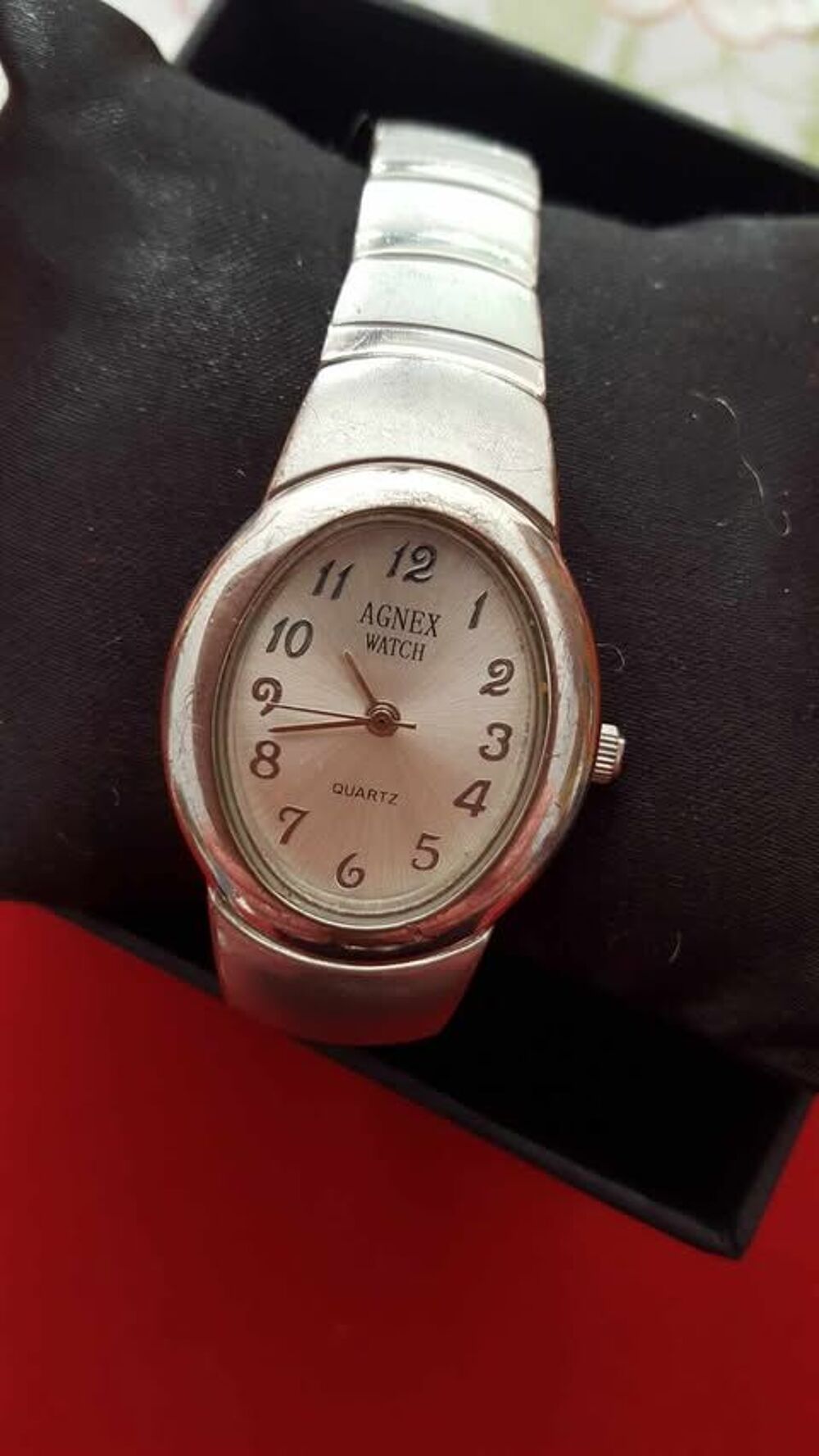  Quatre belles montres bracelet styl&eacute;es de valeur N&deg;1361 Bijoux et montres